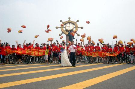 Bridegroom Tong Yanliang and Bride Li Jingjing set free balloons in Binzhou City of east China's Shandong Province, Aug. 19, 2009.[Li Rongxin/Xinhua] 