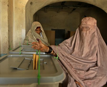 An Afghan woman casts her vote at a polling station in the southern Afghan city of Kandahar, August 20, 2009.[Xinhua/Reuters]