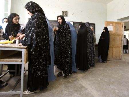 Afghan women stand in line at a polling station in Herat, western Afghanistan August 20, 2009.[Xinhua/Reuters]