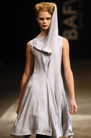 A model presents a creation from the Vero Ivaldi 2009-2010 spring-summer collection at Buenos Aires Fashion Week August 19, 2009. [Xinhua/Reuters]