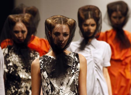 Models present creations from the Vero Ivaldi 2009-2010 spring-summer collection at Buenos Aires Fashion Week August 19, 2009. [Xinhua/Reuters]