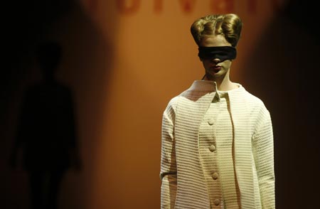 A model presents a creation from the Vero Ivaldi 2009-2010 spring-summer collection at Buenos Aires Fashion Week August 19, 2009. [Xinhua/Reuters]