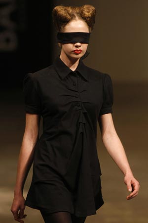 A model presents a creation from the Vero Ivaldi 2009-2010 spring-summer collection at Buenos Aires Fashion Week August 19, 2009. [Xinhua/Reuters]