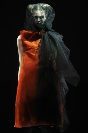 A model presents a creation from the Vero Ivaldi 2009-2010 spring-summer collection at Buenos Aires Fashion Week August 19, 2009. [Xinhua/Reuters]