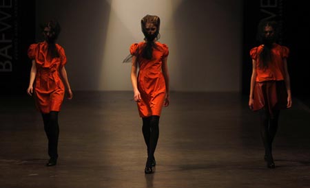 Models present creations from the Vero Ivaldi 2009-2010 spring-summer collection at Buenos Aires Fashion Week August 19, 2009. [Xinhua/Reuters] 