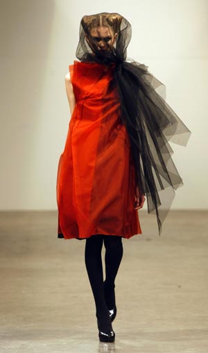 A model presents a creation from the Vero Ivaldi 2009-2010 spring-summer collection at Buenos Aires Fashion Week August 19, 2009. [Xinhua/Reuters]