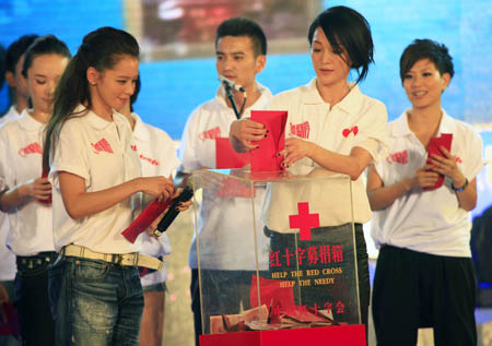 Actress Zhou Xun (R, front) and Vivian Hsu (L, front) donate with other performers during a television fundraiser in Beijing, capital of China, on Aug. 20, 2009. [Li Mingfang/Xinhua]