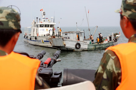 Chinese marine corps attend a drill in an area of the Yellow Sea in China, Aug. 20, 2009. [Li Ziheng/Xinhua] 