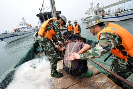 Chinese marine corps attend a drill in an area of the Yellow Sea in China, Aug. 20, 2009. [Li Ziheng/Xinhua]