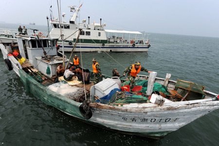 Chinese marine corps attend a drill in an area of the Yellow Sea in China, Aug. 20, 2009. [Li Ziheng/Xinhua]