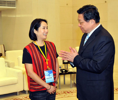 China's Commerce Minister Chen Deming (R) meets with Kao Chin Su-mei who heads a delegation of ethnic minorities from Taiwan province, in Beijing, Aug. 20, 2009. Chinese mainland authorities have promised ethnic minority groups in Taiwan preferential assistance in trade, tourism and other sectors to promote the island's economic and social development after the devastating Typhoon Morakot.[Xinhua]