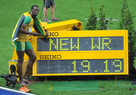 Jamaica's Usain Bolt celebrates his victory in the men's 200 meters race at the World Athletics Championships in Berlin, capital of Germany, August 20, 2009. Usain Bolt on Thursday broke the world record in the 200m final with the score of 19.19 seconds, smashing his own world mark of 19.30 set exactly one year ago at the Beijing Olympic Games. [Xinhua]