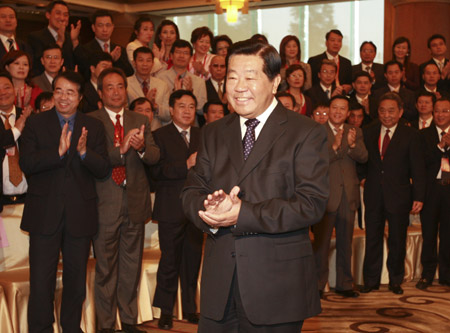 Jia Qinglin (C), chairman of the National Committee of the Chinese People's Political Consultative Conference, meets the representatives of the China Overseas Chinese Entrepreneur Association, in Beijing, China, Aug. 19, 2009. He said said that overseas compatriots in business circles had made great contributions to the country's opening up and modernization and rendered donations to the Beijing Olympic Games and regions affected by natural disasters. [Xinhua]