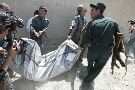 Afghan policemen leave a building after an operation in Kabul, capital of Afghanistan, Aug. 20, 2009.[Xinhua] 