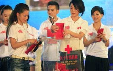 Actress Zhou Xun (R, front) and Vivian Hsu (L, front) donate with other performers during a television fundraiser in Beijing, capital of China, on Aug. 20, 2009. A star-studded television fundraiser on the Chinese mainland on Thursday raised more than 310 million yuan (about 45 million U.S. dollars) for victims of Taiwan's deadliest typhoon in half a century. [Xinhua]