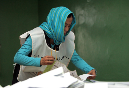 An election employee counts the votes at a mosque in Kabul, capital of Afghanistan, Aug. 20, 2009. Vote counting for the Afghan election started on the evening of Aug. 20. [Zabi Tamanna/Xinhua]