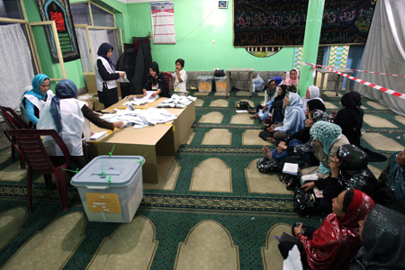A group of observers (R) monitor vote counting process at a mosque in Kabul, capital of Afghanistan, Aug. 20, 2009. Vote counting for the Afghan election started on the evening of Aug. 20. [Zabi Tamanna/Xinhua]