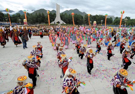 People perform traditional Tibetan Opera and other songs and dances at the Potala Palace square in Lhasa, capital of southwest China's Tibet Autonomous Region, on Aug. 20, 2009. The annual traditional Shoton (Yogurt) Festival, inscribed on the list of China Intangible Cultural Heritage in May 2006, was opened here on Thursday.[Chogo/Xinhua] 