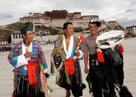 Performers are ready to give a performance of traditional Tibetan Opera at the Potala Palace square in Lhasa, capital of southwest China's Tibet Autonomous Region, on Aug. 20, 2009. [Chogo/Xinhua] 