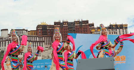 Performers are ready to give a performance of traditional Tibetan Opera at the Potala Palace square in Lhasa, capital of southwest China's Tibet Autonomous Region, on Aug. 20, 2009.[Chogo/Xinhua] 