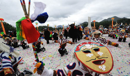 Primary school pupils give a performance of traditional Tibetan Opera at the Potala Palace square in Lhasa, capital of southwest China's Tibet Autonomous Region, on Aug. 20, 2009.[Chogo/Xinhua]