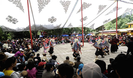 Performers from Shannan Prefecture of southwest China's Tibet Autonomous Region give a performance of traditional Tibetan Opera at Norbu Lingka in Lhasa, capital of Tibet Autonomous Region, on Aug. 20, 2009.[Chogo/Xinhua]