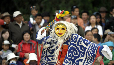 A performer from Shannan Prefecture of southwest China's Tibet Autonomous Region gives a performance of traditional Tibetan Opera at Norbu Lingka in Lhasa, capital of Tibet Autonomous Region, on Aug. 20, 2009. [Chogo/Xinhua]