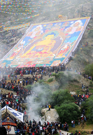 Buddha Thangka painting unfolding ceremony is held in Zhebung Monastery on the outskirts of Lhasa, capital of southwest China's Tibet Autonomous Region, on Aug. 20, 2009. [Chogo/Xinhua]