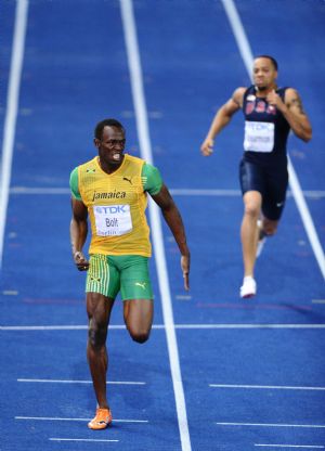 Jamaica's Usain Bolt (L) competes in the men's 200 meters race at the World Athletics Championships in Berlin, capital of Germany, August 20, 2009. Usain Bolt on Thursday broke the world record in the 200m final with the score of 19.19 seconds, smashing his own world mark of 19.30 set exactly one year ago at the Beijing Olympic Games. (Xinhua/Wu Wei)