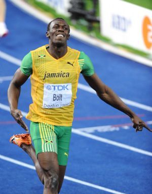 Jamaica's Usain Bolt celebrates his victory in the men's 200 meters race at the World Athletics Championships in Berlin, capital of Germany, August 20, 2009. Usain Bolt on Thursday broke the world record in the 200m final with the score of 19.19 seconds, smashing his own world mark of 19.30 set exactly one year ago at the Beijing Olympic Games. (Xinhua/Wu Wei) 
