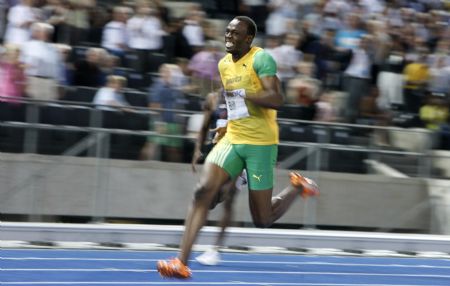Jamaica's Usain Bolt competes in the men's 200 meters race at the World Athletics Championships in Berlin, capital of Germany, August 20, 2009. Usain Bolt on Thursday broke the world record in the 200m final with the score of 19.19 seconds, smashing his own world mark of 19.30 set exactly one year ago at the Beijing Olympic Games.(Xinhua/Liao Yujie)