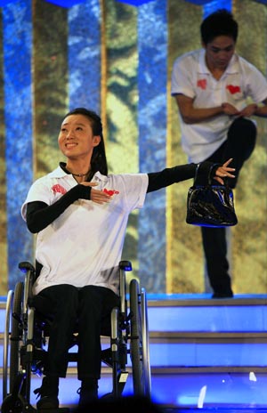 Chinese dancer Liu Yan (front) performs during a television fundraiser in Beijing, capital of China, on Aug. 20, 2009. She was hurt during a reheasal of the opening ceremony of Beijing Olympics in 2008.