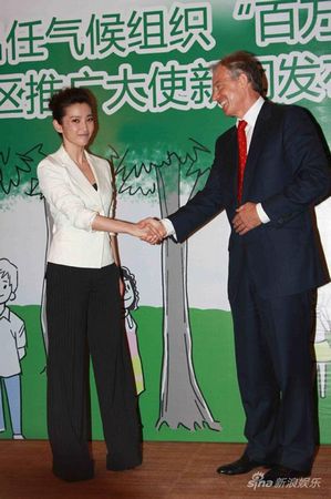 Li Bingbing (L) and Tony Blair
