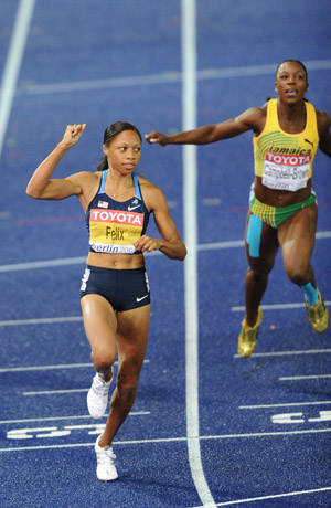 American Allyson Felix (L) runs across the finish line in women's 200 meters final at the World Athletics Championships in Berlin, capital of Germany, August 21, 2009.