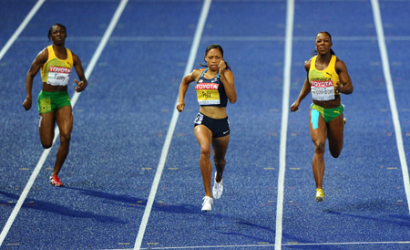 American Allyson Felix (C) competes in women's 200 meters final at the World Athletics Championships in Berlin, capital of Germany, August 21, 2009.