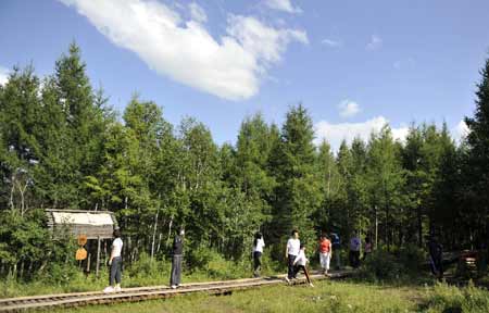 Visitors visit the Forest Museum in Genhe City of north China's Inner Mongolia Autonomous Region, on Aug. 16, 2009.[Li Xin/Xinhua]