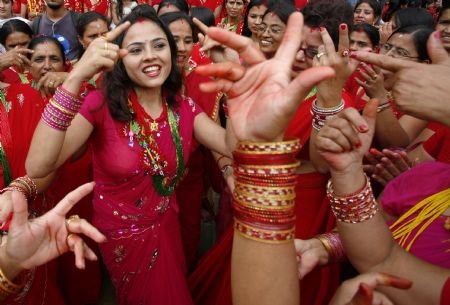 Hindu women take part in a traditional dance at Pashupati Nath Temple during celebrations of the 'Teej' festival in Kathmandu August 23, 2009.[Xinhua/Reuters]