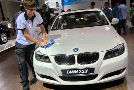 A staff worker wipes a car during the Dalian International Automotive Industry Exhibition held at Dalian World Expo Center in Dalian, a coastal city of northeast China's Liaoning Province, Aug. 23, 2009.[Xinhua]