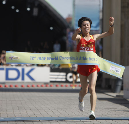 China's Bai Xue crosses the finish line to win the women's marathon at the World Athletics Championships in Berlin, capital of Germany, August 23, 2009. Bai Xue won the gold medal with a time of 2 hours 25 minutes and 15 seconds.[Xinhua]