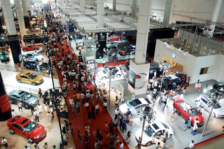 Visitors look at vehicles during the Dalian International Automotive Industry Exhibition held at Dalian World Expo Center in Dalian, a coastal city of northeast China's Liaoning Province, Aug. 23, 2009. [Xinhua]