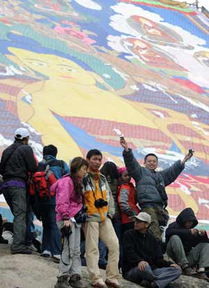 Tourists take part in the activities of the Shoton Festival held in Zhaibung Monastery, southwest China's Tibet Autonomous Region, Aug. 21, 2009. [Xinhua]