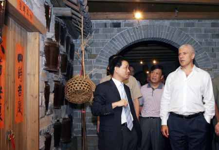 Serbian President Boris Tadic (1st R) looks at a Shanghai local dwelling during his visit at the Shanghai History Museum in Shanghai Municipality, east China, Aug. 23, 2009. Serbian President Boris Tadic on Sunday visited China's economic powerhouse Shanghai, continuing his week-long visit to the country. [Xinhua]