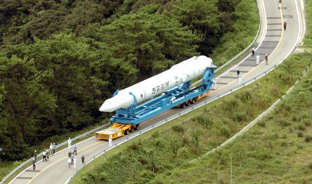 The Korea Space Launch Vehicle-1 (KSLV-1) or Naro-1, South Korea's first space rocket, is wheeled to its launch pad from the assembly complex at the Naro Space Centre in Goheung, 485 km (301 miles) south of Seoul, August 23, 2009. South Korea will launch the country's first space rocket carrying a small experimental satellite into orbit on August 25, 2009, local media reported.[Xinhua/AFP]