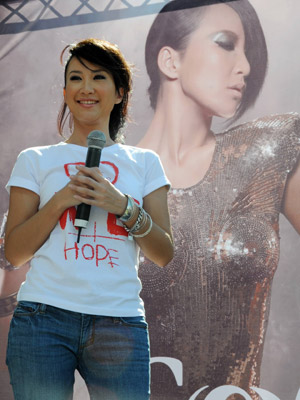 Pop singer Coco Lee attends a promotion event of her new album in Taipei, southeast China's Taiwan Province, Aug. 23, 2009, during which she raises donations for the typhoon Morakot hit area in Taiwan by rummage sales of T-shirts designed by herself with a designing group. [Wu Ching-teng/Xinhua] 