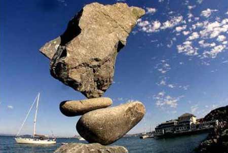 Bill Dan's rock balancing works [CCTV.com]