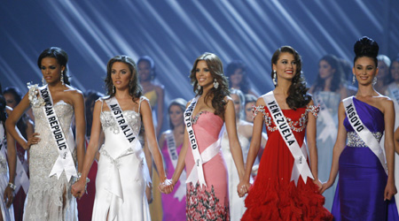 Finalists (L-R) Miss Dominican Republic Ada Aimee de la Cruz, Miss Australia Rachael Finch, Miss Puerto Rico Mayra Matos Perez, Miss Venezuela Stefania Fernandez and Miss Kosovo Gona Dragusha wait for the winner to be announced at the Miss Universe 2009 annual pageant at Atlantis on Paradise Island in the Bahamas August 23, 2009. Fernandez was crowned Miss Universe 2009.[Xinhua/Reuters]