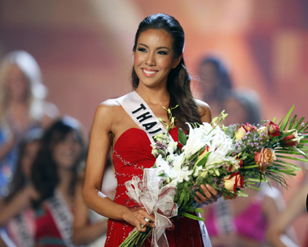 Miss Thailand Chutima Durongdej accepts flowers after being named Miss Photogenic at the Miss Universe 2009 annual pageant at Atlantis on Paradise Island in the Bahamas August 23, 2009. [Xinhua/Reuters]