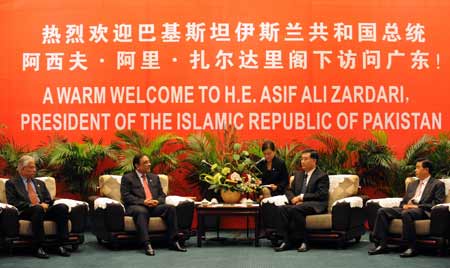 Wang Yang (2nd R), member of the Political Bureau of the Central Committee of the Communist Party of China (CPC) and secretary of the CPC Guangdong Provincial Committee, meets with visiting Pakistani President Asif Ali Zardari (2nd L) in Guangzhou, capital of south China's Guangdong Province, on Aug. 23, 2009. 