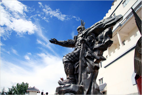 The statue of Ben Zhu named Duan Zongbang, also known as the King of Kings, and the head of 500 gods on Nanzhao Fengqing Island. [Photo: CRIENGLISH.com/ Xu Liuliu] 