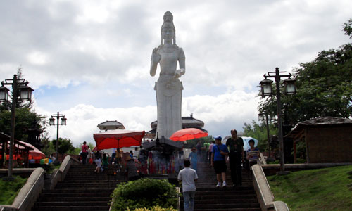 The A Cuo Ye Guanyin Statue on Nanzhao Fengqing Island. [Photo: CRIENGLISH.com/ Xu Liuliu]